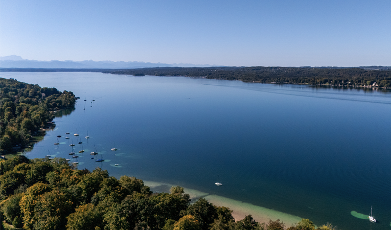 Arbeiten am Starnberger See in Berg: Luftbild der einzigartigen Bürolage nur 100 Meter vom Wasser entfernt